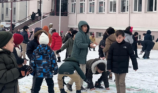 Kar yağışının etkili olduğu Erzincan'da okullarda kartopu şenliği yaşandı