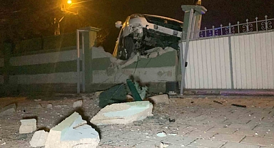 Karaman’da duvara çarpan hafif ticari araç asılı kaldı