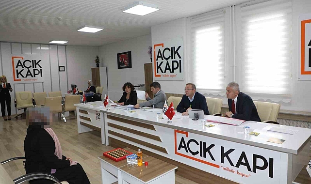Kars Valisi Ziya Polat, "Halk Günü"nde vatandaşları dinledi