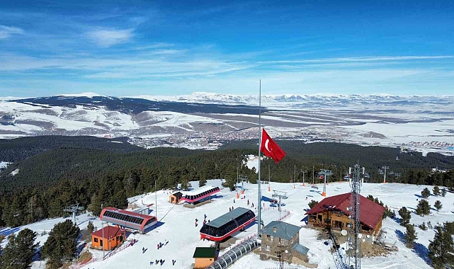 Kars'ta bayraklar yarıya indirildi