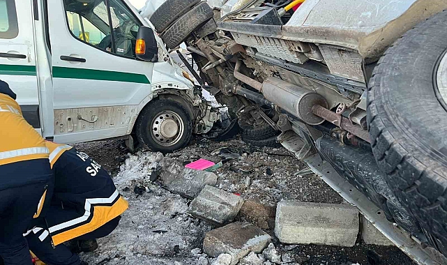 Kars'ta iki minibüs çarpıştı: 13 yaralı