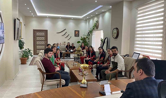 Kars'ta şampiyon sporculardan kaymakama ziyaret