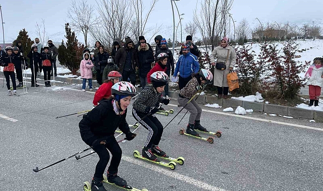 Kayaklı koşu yarışması asfalt yolda yapıldı