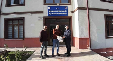 Kaybettiği çantasını karlar eriyince bulundu