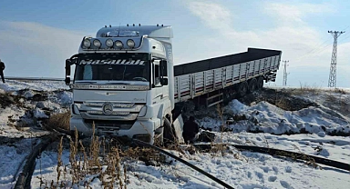 Kaygan yolda kontrolden çıkan tır şarampole düştü