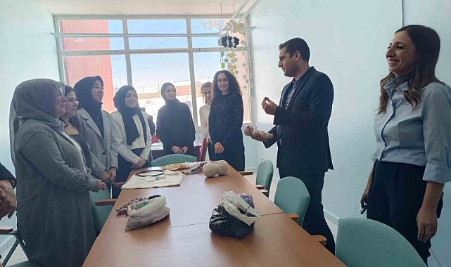 Kaymakam Böçkün halk eğitim merkezinde üretilen el emeği ürünleri inceledi