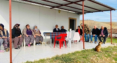 Kaymakam Güngör mahalle sakinlerinin sorunlarını dinliyor