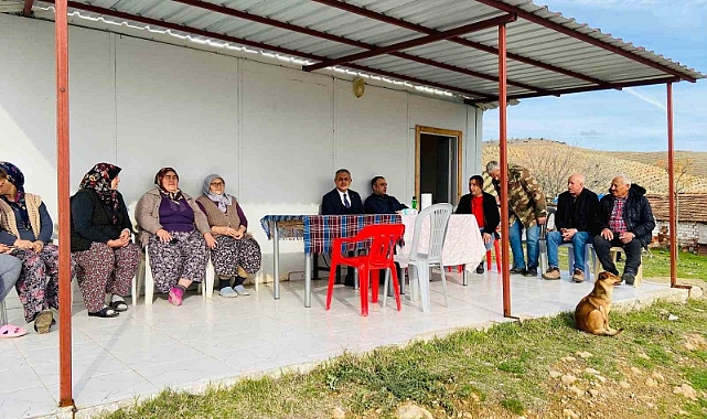 Kaymakam Güngör mahalle sakinlerinin sorunlarını dinliyor