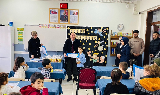 Kaymakam Taş Öğrencilerin Karne Heyecanına Ortak Oldu