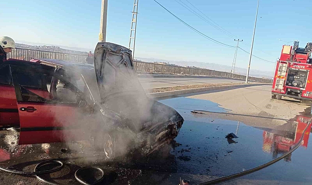 Kaza sonrası alev alan otomobil kullanılmaz hale geldi