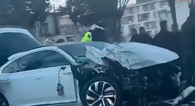 Kırmızı ışıkta bekleyen otomobile tır çarptı: 2 yaralı