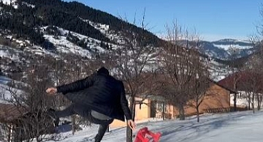 Kızakla kayarken havalanarak böyle uçtu