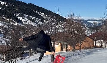 Kızakla kayarken havalanarak böyle uçtu
