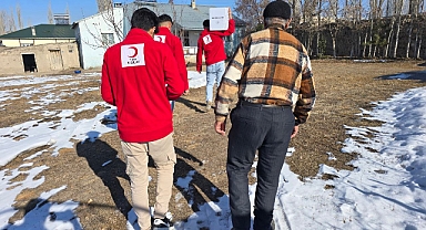 Kızılay Ağrı ekipleri köy köy gezip gıda kolileri dağıtıyor