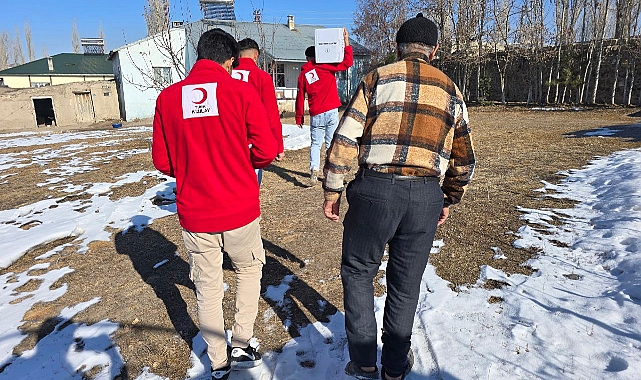 Kızılay Ağrı ekipleri köy köy gezip gıda kolileri dağıtıyor