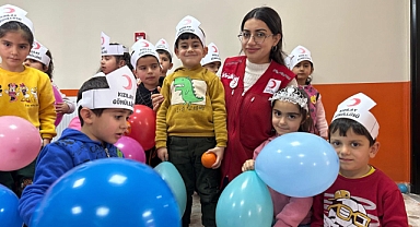 Kızılay Ağrı gönüllüleri, minikleri hem eğlendirdi hem de küçük dokundu