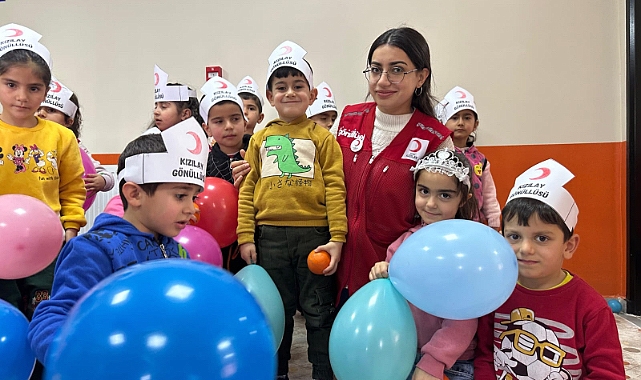 Kızılay Ağrı gönüllüleri, minikleri hem eğlendirdi hem de küçük dokundu