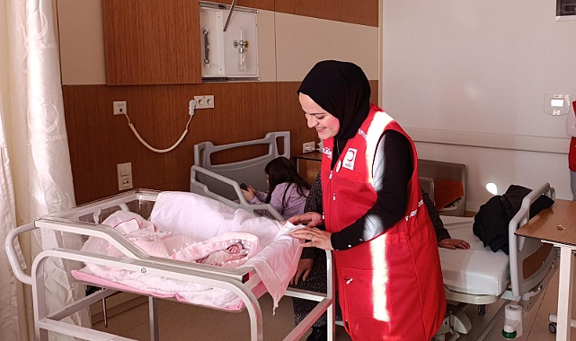 Kızılay'dan yeni yılın ilk bebeklerine "Sevgi Bohçası" hediye