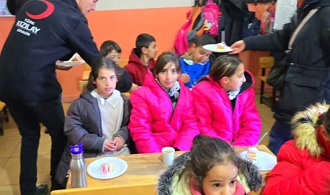Kızılay'dan miniklere sürpriz ziyaret