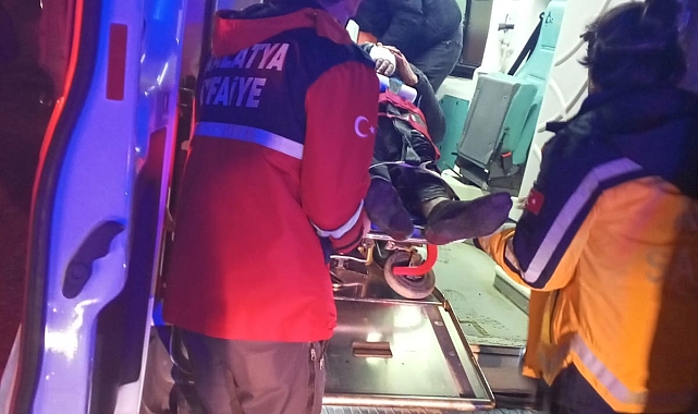 Kontrolden çıkan araç refüje çarptı: 3 yaralı