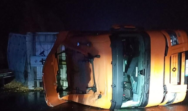 Kontrolden çıkan tır devrildi, sürücü yaralandı