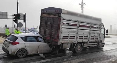 Konya’da otomobil kamyonete arkadan çarptı: 1 yaralı