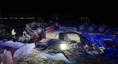 Konya’da tır devrildi, sürücü hayatını kaybetti