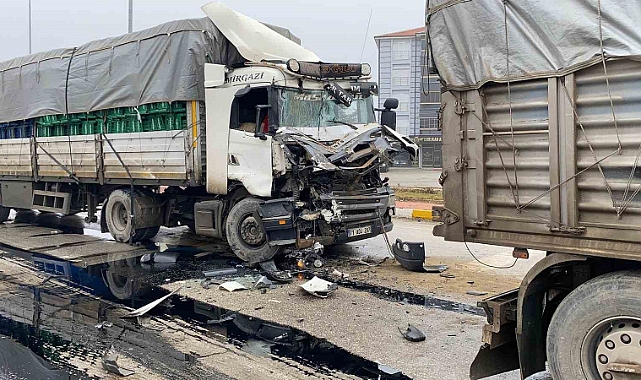 Konya’da tırlar çarpıştı: 1 yaralı