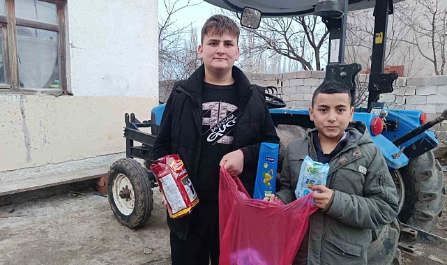 Köpekler ekmeği yedi, poşette kalanları başkasına götürdü