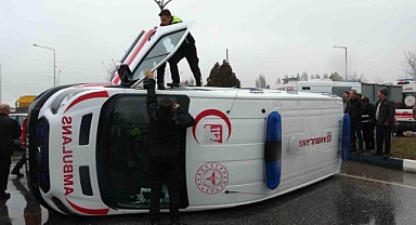 Kütahya’da ambulansla otomobil çarpıştı: 1 kişi yaralandı