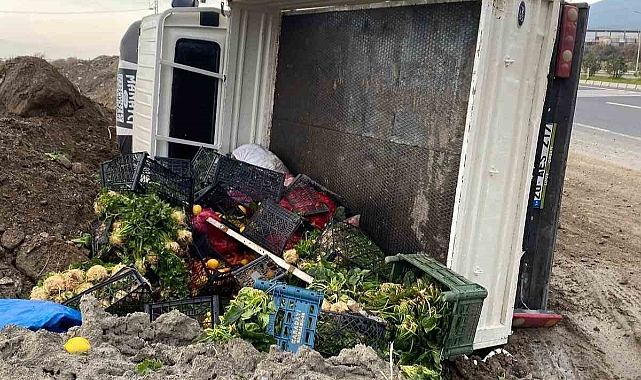 Lastiği patlayan araç devrildi