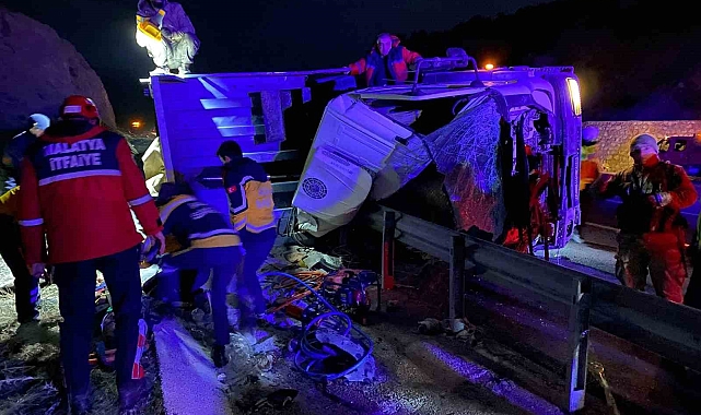 Malatya'da tır şarampole devrildi: 2 ölü, 1 yaralı