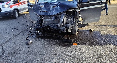 Mardin’de kamyonet ile otomobil çarpıştı: 2 yaralı