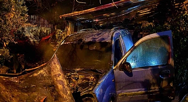 Motor bölümünde yangın çıkan otomobil kullanılamaz hale geldi