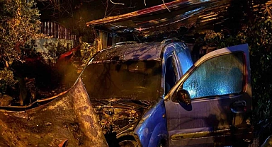 Motor bölümünde yangın çıkan otomobil kullanılamaz hale geldi