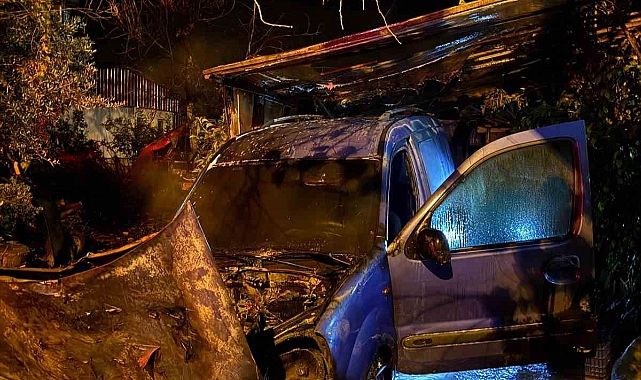 Motor bölümünde yangın çıkan otomobil kullanılamaz hale geldi