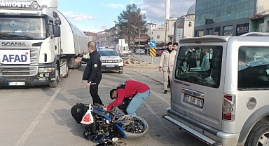 Motosiklet ile hafif ticari araç çarpıştı: 1 yaralı