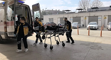 Motosiklet ile otomobil kafa kafaya çarpıştı