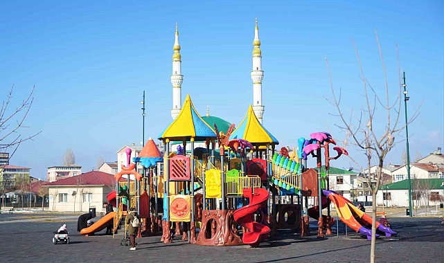 Muş'ta karnesini alan çocuklar parkta güneşin tadını çıkardı