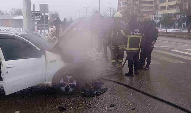 Muş'ta otomobil alev alev yandı