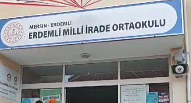 Öğrenciler okulda Ferdi Tayfur şarkısıyla karşılandı