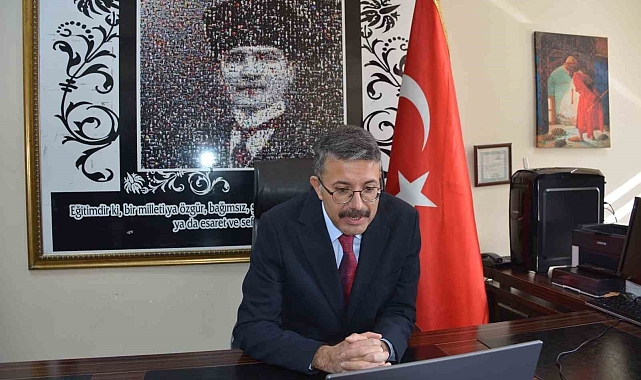 Öğretmenlere hitap eden Vali Çelik: "Her başarı hikayesinin giriş, gelişme ve sonuç kısmında sizler varsınız"