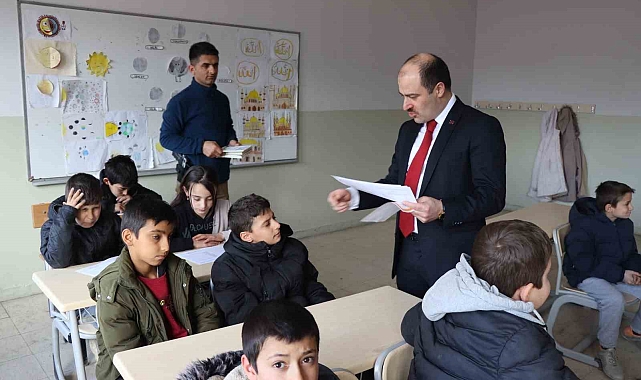 Oltu Kaymakamı Ayvalı'da karne coşkusu