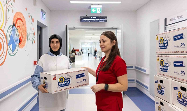 Onkoloji bölümünde tedavi gören çocuklara yeni yıl hediyesi