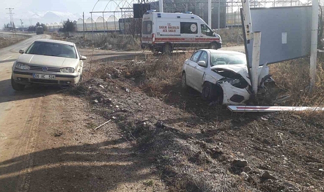 Otomobillerin çarpıştığı kazada sürücüler yaralandı
