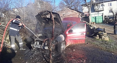 Park halindeki otomobilde çıkan yangın söndürüldü