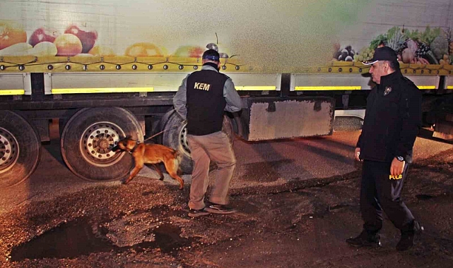 Polis yılbaşı gecesi 3 bin 612 kişinin kimlik sorgulamasını yapıp, 900 aracı kontrol etti