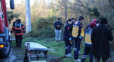 Şarampole uçan araçta yaralanan sürücüyü itfaiye kurtardı
