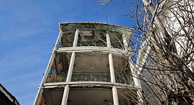 Sarıyer’de yıkılma tehlikesi olan asırlık bina korkutuyor