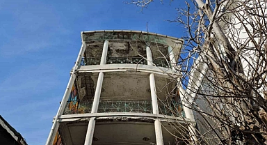 Sarıyer’de yıkılma tehlikesi olan asırlık bina korkutuyor